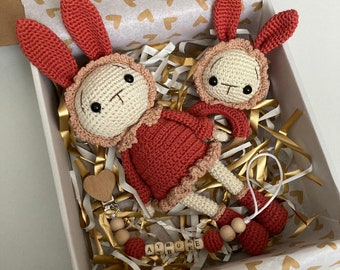 Poupée lapin au crochet personnalisée avec hochet, lapin amigurumi tricoté, jouet d'enfants animaux au crochet pour nouveau-né et enfant