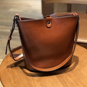 Sac seau en cuir, sac personnalisé, sac à bandoulière en cuir, sac bandoulière, sac minimaliste, sac bandoulière, cadeaux personnalisés, cadeau pour elle Marron