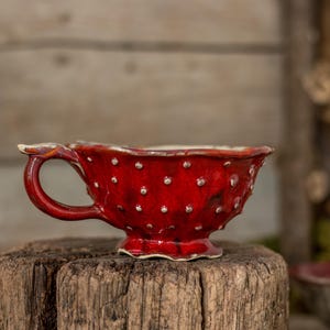 Handgjord flugsvampsmugg i keramik: Röd svampkeramik