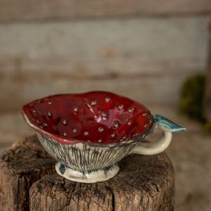 Taza de cerámica hecha a mano con amanita muscaria: Cerámica de hongos rojos