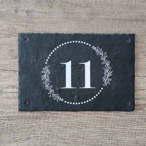 Hausnummer personalisiert  "Hausnummer Kränzchen" aus Schiefer Hausnummer Klingelschild Naturstein