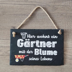 Slate sign 20 x 13.5 cm - A gardener lives here... - SteinzeitBKS signs for you, friends, family, colleagues