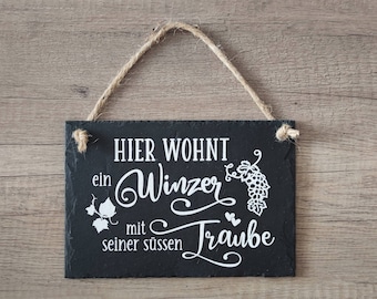 Schieferschild 20x13,5 cm |  Hier wohnt ein Winzer... | SteinzeitBKS Schilder für Dich | Freunde | Familie | Kollegen | Winzer | Wein