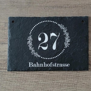 Hausnummer personalisiert  "Hausnummer & Strasse Kränzchen" aus Schiefer Türschild Hausnnummer Naturstein