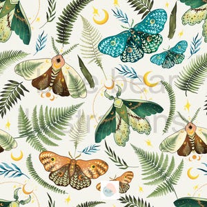 以下が含まれることがあります： 緑のシダと金の三日月を背景に、複雑なディテールを持つカラフルな蛾が様々な種類登場するシームレスパターンです。