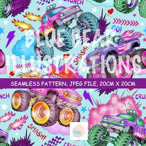 Op de afbeelding: Naadloos patroon met kleurrijke monstertrucks in roze, paars en groen, met vlammen, explosies en de woorden "SMASH!" en "GO!" op een lichtblauwe achtergrond. Het patroon is 20 cm x 20 cm groot.