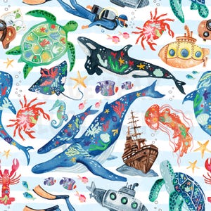 Può includere: Un'illustrazione ad acquerello di una scena sottomarina colorata con una varietà di creature marine, tra cui balene, tartarughe, meduse e un subacqueo. Lo sfondo è blu chiaro con strisce bianche.