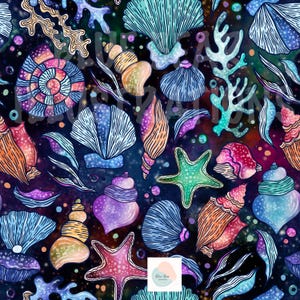Puede incluir: Un vibrante patrón digital que presenta una variedad de conchas marinas, estrellas de mar y corales en tonos de azul, naranja, rosa y verde sobre un fondo oscuro. El diseño incluye ilustraciones detalladas de diferentes tipos de conchas, creando un tema acuático.