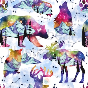 Op de afbeelding: Een naadloos patroon met een aquarel-galaxiadesign met silhouetten van een beer, eland, uil en hert. De dieren zijn zwart omlijnd en hebben een galaxiadesign in hun binnenste. De achtergrond is lichtblauw met witte wolken en sterren.