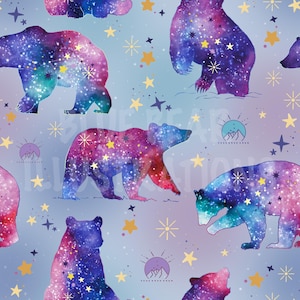 Op de afbeelding: Een naadloos patroon met galaxy beren op een lichtblauwe achtergrond. De beren zijn omrand met donkerpaars en hebben een galaxy print in roze, blauwe en paarse tinten. De achtergrond is bezaaid met gouden sterren en een paar witte sterren.