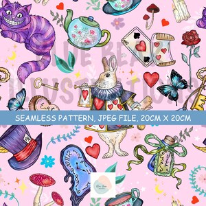 Peut inclure: Un motif répétitif sur fond rose clair représentant un chat rayé violet, une théière fleurie, un lapin blanc à collerette, des cartes à jouer, un haut-de-forme, une horloge fondante, une bouteille étiquetée Drink me, des champignons et des clés.