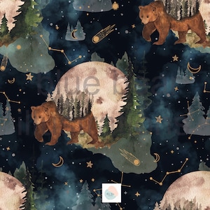 Può includere: Motivo ripetuto con orsi marroni, alberi, lune, stelle e costellazioni su sfondo blu scuro. Il design include illustrazioni ad acquerello di una luna piena e scene di foresta, con accenti dorati.