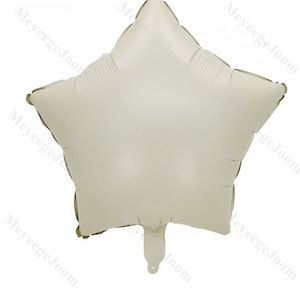 Puede incluir: Un gran globo blanco en forma de estrella. El globo est&aacute; hecho de aluminio y tiene un brillo met&aacute;lico.