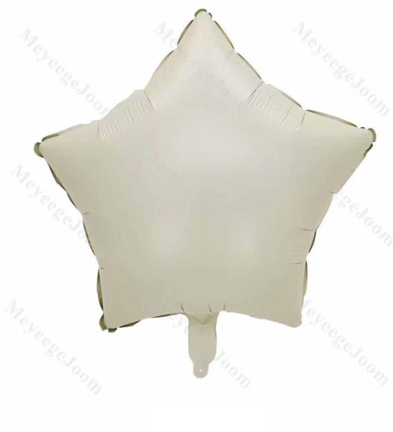 Puede incluir: Un gran globo blanco en forma de estrella. El globo est&aacute; hecho de aluminio y tiene un brillo met&aacute;lico.