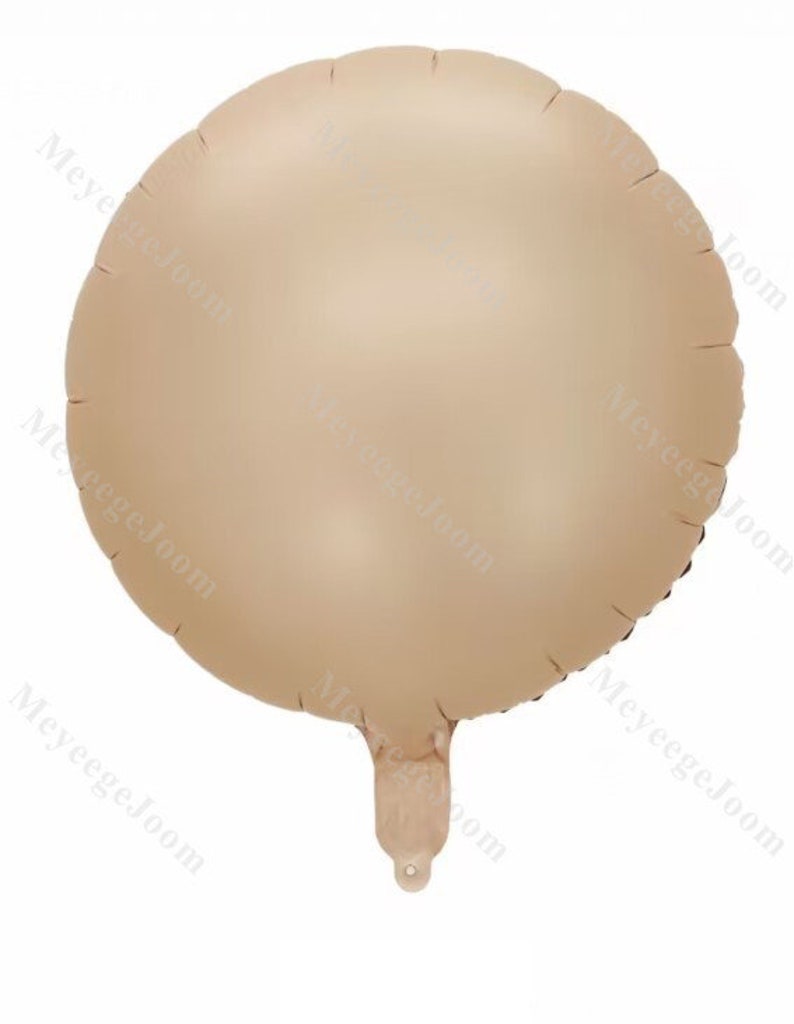 Puede incluir: Un globo redondo de color marr&oacute;n claro con un brillo met&aacute;lico. El globo est&aacute; desinflado y tiene una peque&ntilde;a abertura en la parte inferior.