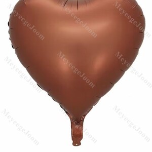Puede incluir: Un globo grande en forma de coraz&oacute;n, de color cobre met&aacute;lico.