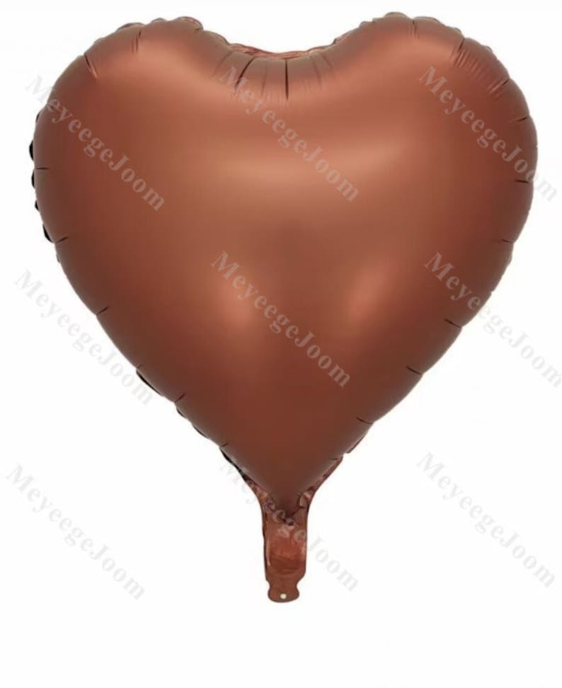 Puede incluir: Un globo grande en forma de coraz&oacute;n, de color cobre met&aacute;lico.