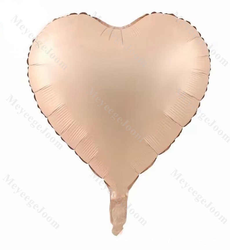 Puede incluir: Un globo de coraz&oacute;n de aluminio de color melocot&oacute;n claro.