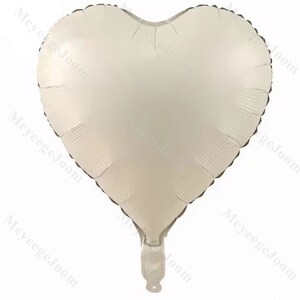 Puede incluir: Un globo de coraz&oacute;n blanco de aluminio.
