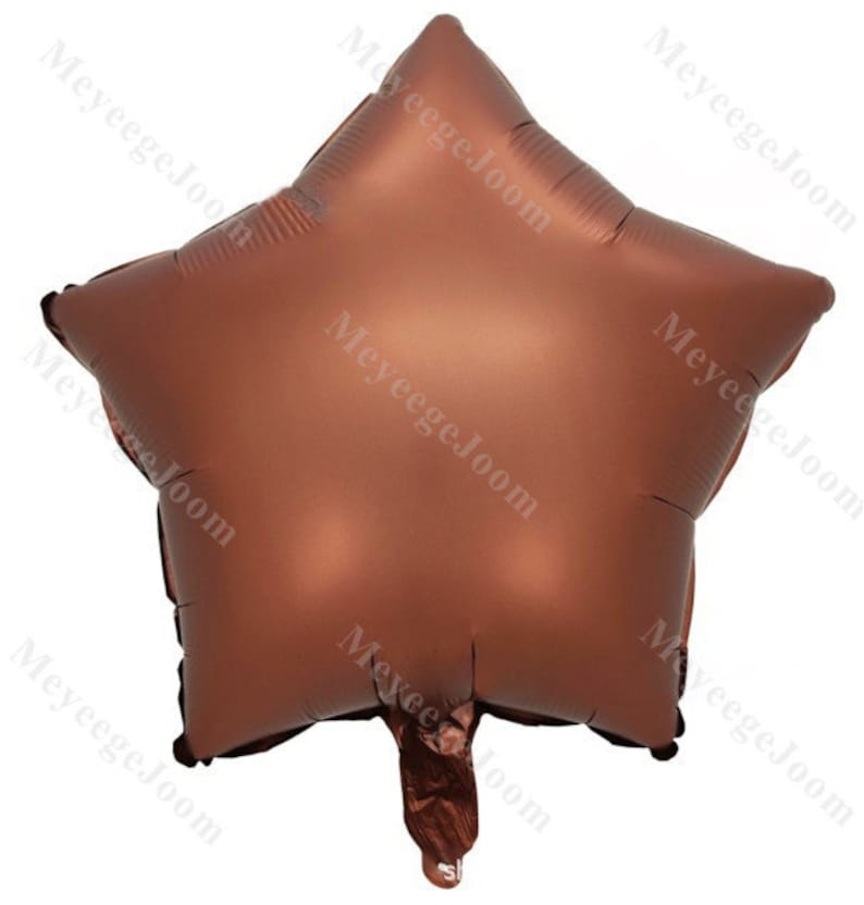 Puede incluir: Un globo de estrella de aluminio de color marr&oacute;n.