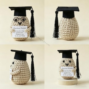 Puede incluir: Figura de patata tejida a ganchillo, con birrete negro y borla. La patata sostiene un cartel con "Positive Potato" y un mensaje motivador. Algunas tienen gafas. La figura es de color beige.