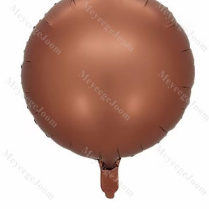 Puede incluir: Un globo grande, redondo, de color cobre. El globo est&aacute; inflado y listo para atarse.
