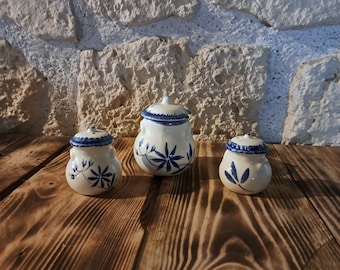 salière, poivrière, moutardier en céramique avec motifs bleus