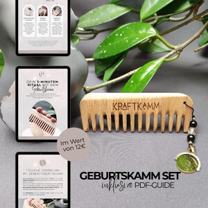 May include: A wooden comb with the text "KRAFTKAMM" is displayed, with a decorative charm. The image also shows three tablets displaying information and the text "GEBURTSKAMM SET inklusive PDF-GUIDE".