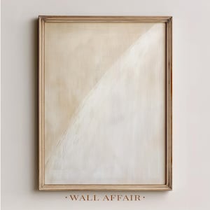 Puede incluir: Impresión artística abstracta en un marco de madera. La obra presenta una pincelada blanca diagonal sobre un fondo beige. El texto "WALL AFFAIR" está en la parte inferior del marco.