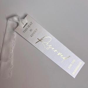 Etiqueta de reserva de boda de lámina dorada | señal de reserva de asiento | porta silla de ceremonia | Cartel frustrado de asientos reservados | boda minimalista
