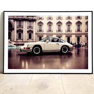 Porsche 911 Ilustración de coche original de los años 70, impresión de alta calidad de un coche clásico cerca de Fontana di Trevi en Roma, idea de regalo perfecta