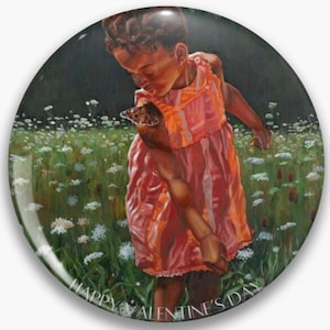 Puede incluir: Una niña con un vestido rosa y naranja con una mariposa en la mano. La niña está de pie en un campo de flores blancas. El texto "Happy Valentine's Day" está escrito en la parte inferior de la imagen.