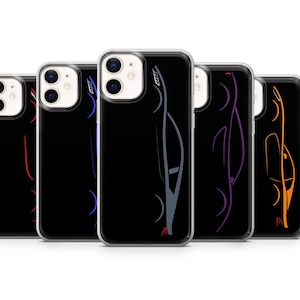 Puede incluir: Cinco fundas transparentes para teléfono con fondo negro y una silueta de coche única en diferentes colores: rojo, azul, gris, morado y naranja.