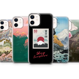 以下が含まれることがあります： 日本のデザインが施された、異なる5つの携帯電話ケース。ケースには、山、赤い太陽、白い馬の画像が描かれています。1つのケースは、黒い背景に「50 NIPPON」と日本語で「富士山」と書かれた赤いスタンプがあります。「Stay Fearless」というテキストは、スタンプの下に赤で書かれています。