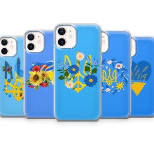 Könnte beinhalten: Satz mit fünf Handyhüllen mit verschiedenen Designs, inspiriert von der ukrainischen Flagge. Jede Hülle hat einen blauen Hintergrund mit einem gelben Dreizack-Symbol und floralen Akzenten. Die Hüllen sind aus klarem Kunststoff und kompatibel mit iPhone-Modellen.