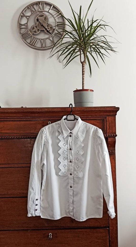 White blouse with jabot wide sleeves with buttons, bo… Gem