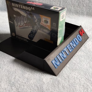 Peut inclure: Un boîtier de jeu Nintendo 64 noir avec un logo Nintendo 64 bleu et rouge. Le boîtier contient une cartouche de jeu Nintendo 64 pour 1080° Snowboarding.