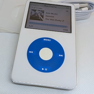 Apple Ipod Video 5th Generation Classic 30GB A1136 W/ New Apple Ipod Video 5th Generation Classic 30GB A1136 W/ New