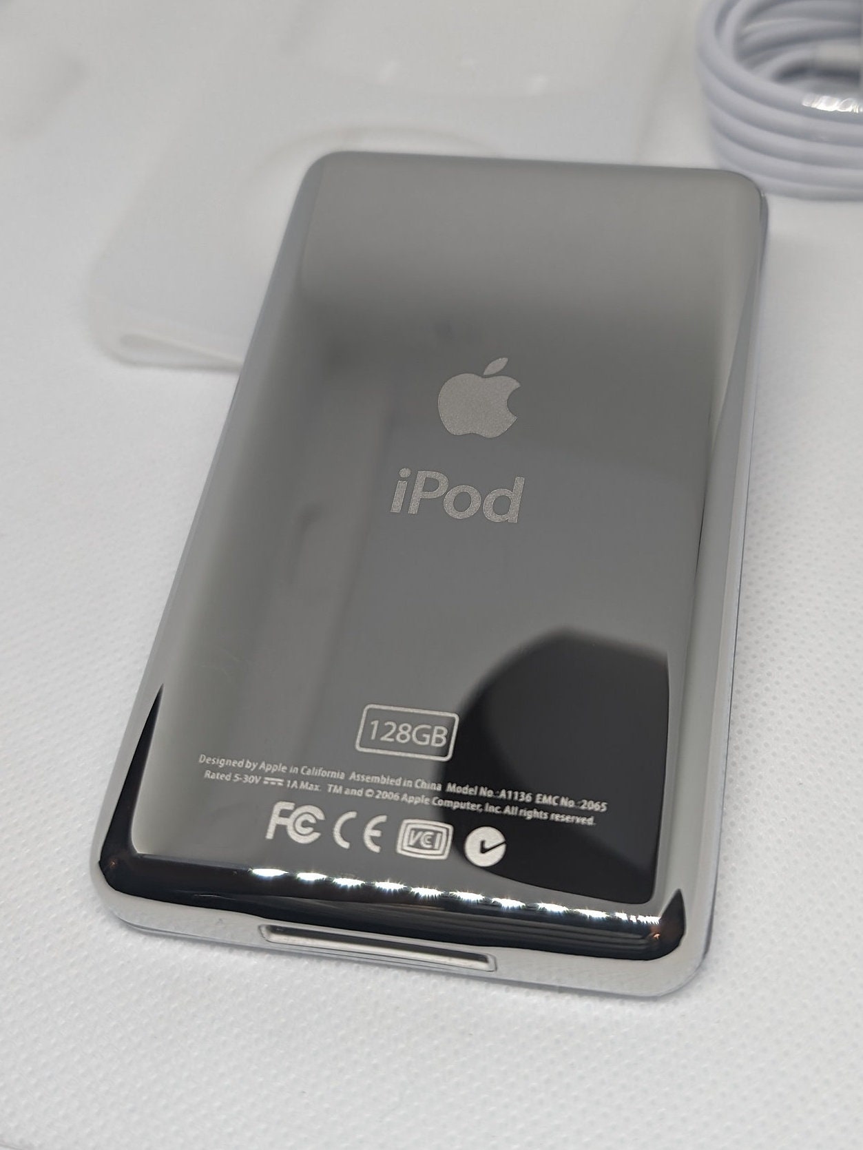 Apple iPod Classic - 第 5 世代、ホワイト + ブラック (3000 mAh