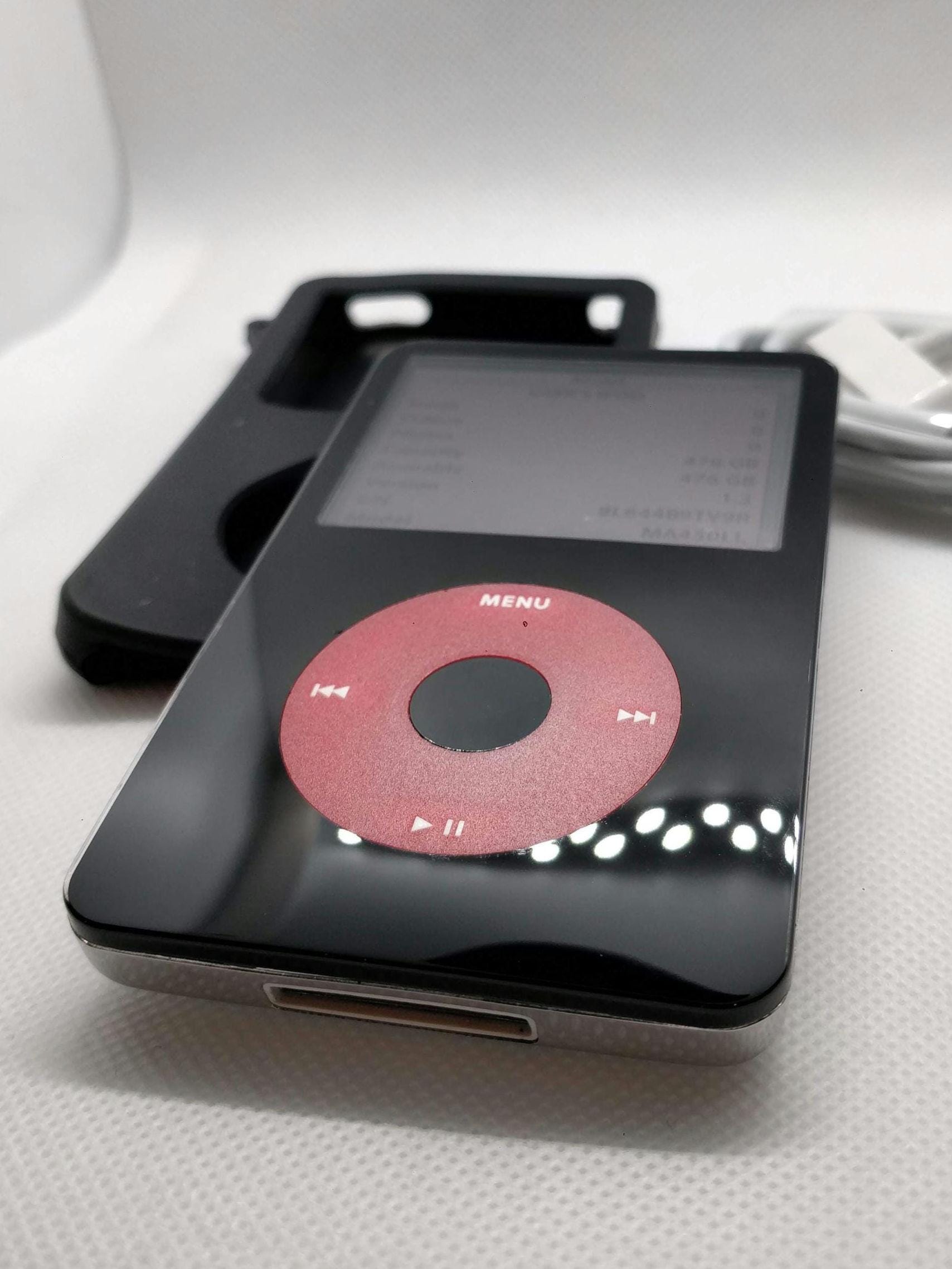 【美品】iPod Classic 第5世代 ブラック 512GB Apple iPod Classic - 第 5 世代、ブラック + レッド (3000 mAh