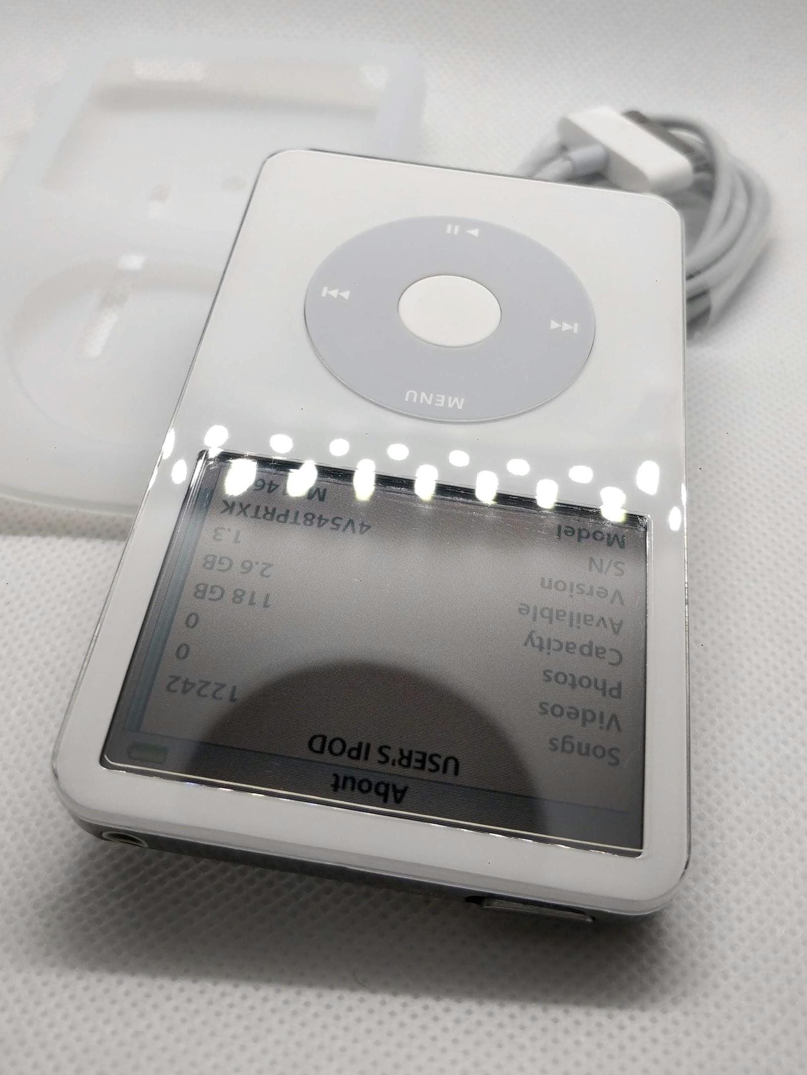 Apple iPod Classic - 第 5 世代、ホワイト (3000 mAh バッテリー