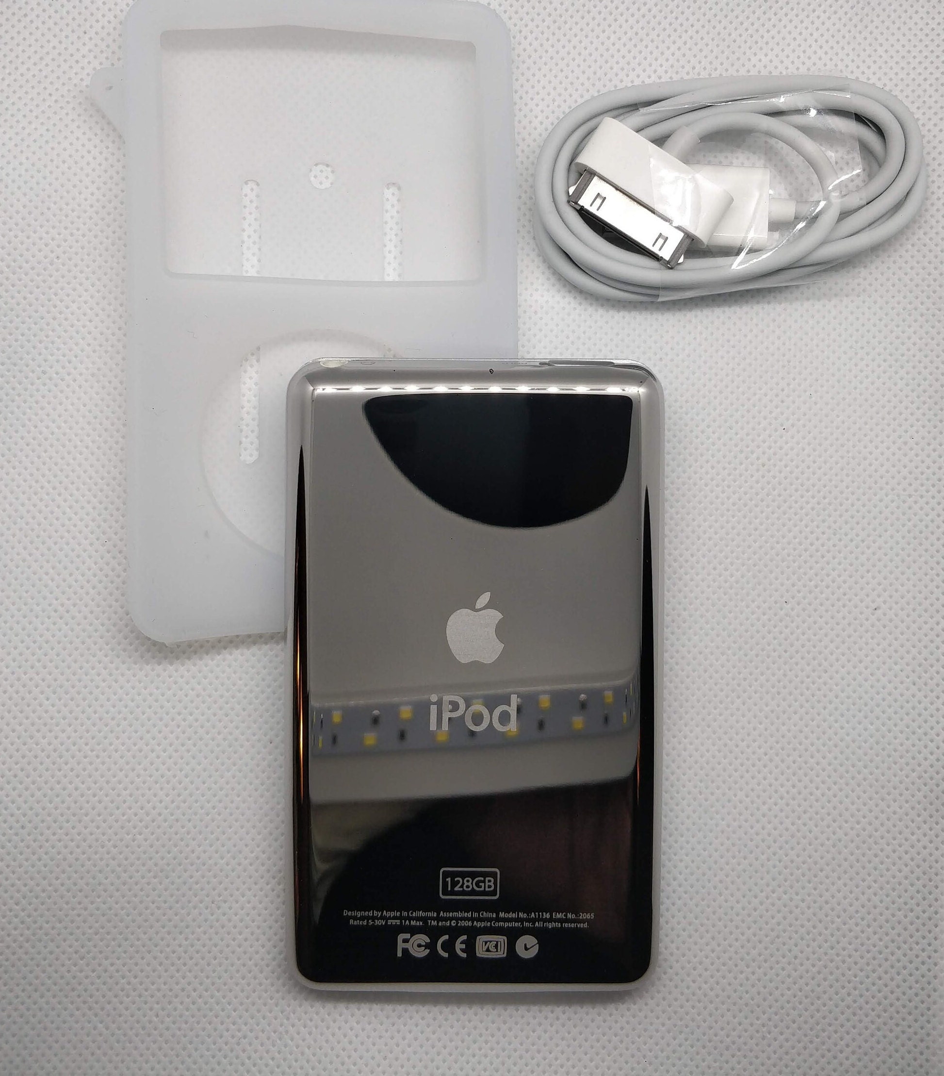  Apple Music Player iPod Classic 7th Generation 160gb Silver  Packaged in Plain White Box (Renewed) : Electronics