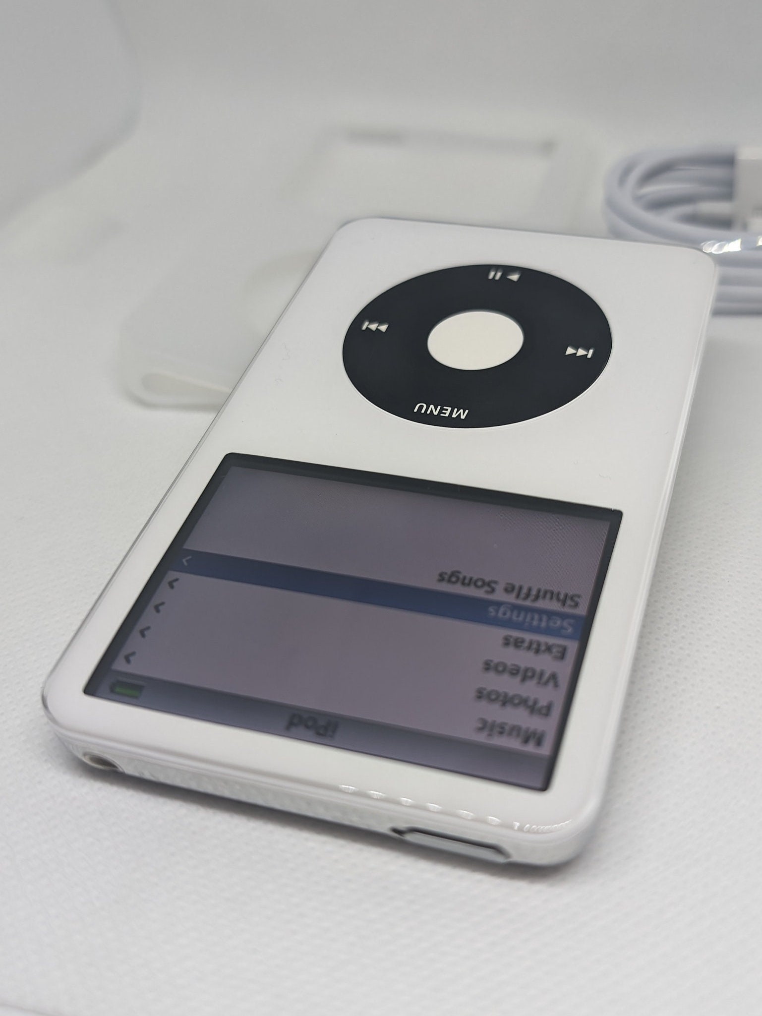 Apple iPod Classic - 第 5 世代、ホワイト + ブラック (3000 mAh