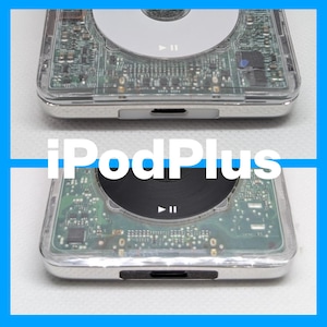 Puede incluir: Dos iPods transparentes apilados revelan componentes internos. El iPod superior tiene una rueda de clic blanca y un botón de reproducción/pausa. El iPod inferior tiene una rueda de clic negra y el texto "iPodPlus" en blanco.