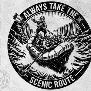 Puede incluir: Ilustración en blanco y negro de un grupo de personas en una balsa bajando por un río. El texto "Always Take The Scenic Route" está escrito alrededor de la imagen.