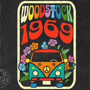 Könnte beinhalten: Eine Retro-Illustration eines bunten Volkswagen-Busses mit Blumen drumherum. Der Bus hat ein Peace-Zeichen auf der Front und der Text "Woodstock 1969" befindet sich darüber.