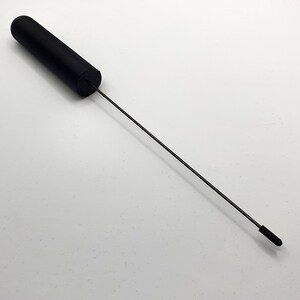 Könnte beinhalten: Ein schwarzes Reinigungswerkzeug mit einem langen, dünnen Metallstab und einer schwarzen Gummikappe an jedem Ende.