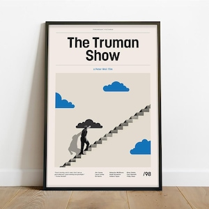 Pode incluir: Um pôster minimalista com moldura preta que apresenta uma ilustração em preto e branco de um homem subindo uma escada com nuvens ao fundo. O pôster tem o texto "The Truman Show" em letras pretas em negrito e o texto "a Peter Weir film" em letras pretas menores. O pôster também inclui o ano "98" no canto inferior direito.