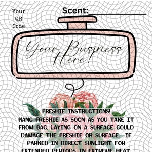 Op de afbeelding: Een roze autoluchtverfrisser in de vorm van een achteruitkijkspiegel met de tekst "Your Business Here!" en instructies voor het ophangen en gebruiken van de luchtverfrisser. De luchtverfrisser is versierd met een bloemenontwerp en een bruine cowboylaars.