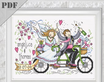 Puede incluir: Un patrón de punto de cruz con una novia y un novio montando una bicicleta tándem, con una pancarta que dice "angelica & thomas 23 07 09". La pareja sostiene copas de champán y una botella de champán, y hay corazones, flores y regalos a su alrededor.